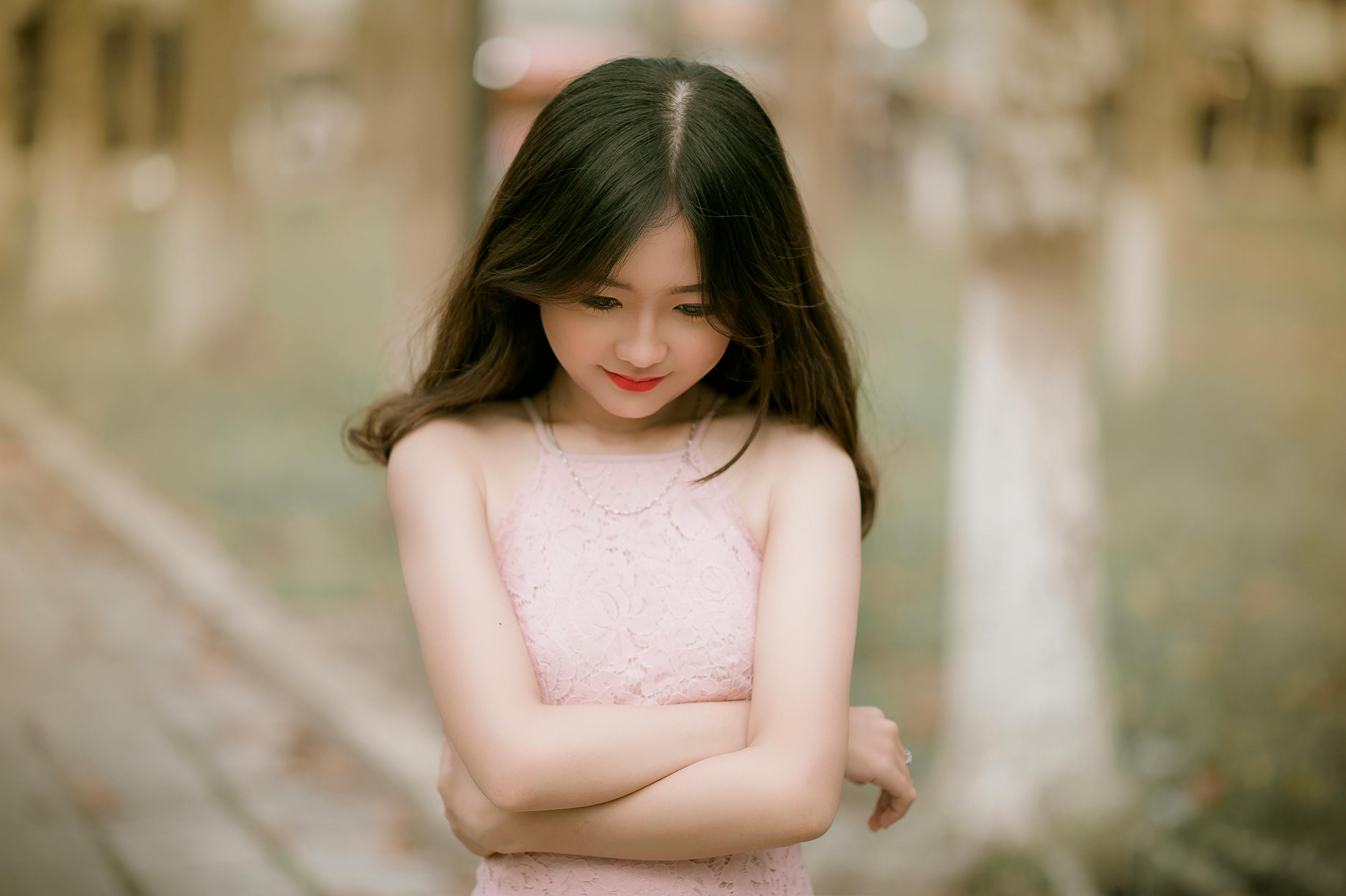 动漫女生图片中的伤感之美与情感深度解读